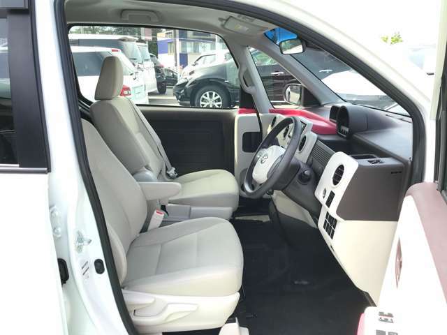 運転席シートにはシートリフターを装備、運転しやすいシートの高さが、みつかります。
