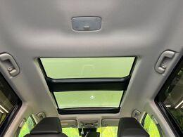 【サンルーフ】開放感たっぷりの希少装備、サンルーフが装着されています！車内に明かりを取り入れたり景色を楽しむ以外にも、車内の空気も簡単に換気できて快適です！