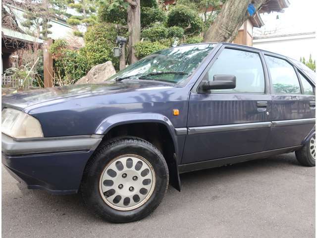 一部の車輌はガレージが離れております。ご来店前にお電話頂けますと、お待たせすることなくご案内させて頂きます。03-5746-9215までおかけください