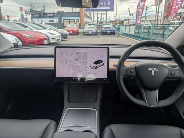 TESLAの特徴的なインパネ！！黒内装は本木ウッドとの組み合わせになります。汚れも目立ちにくいし掃除も楽々です