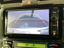 リバースギアに入れるだけで後方の表示へ切り替わります。夜間や雨の日の駐車も楽になりますよ。