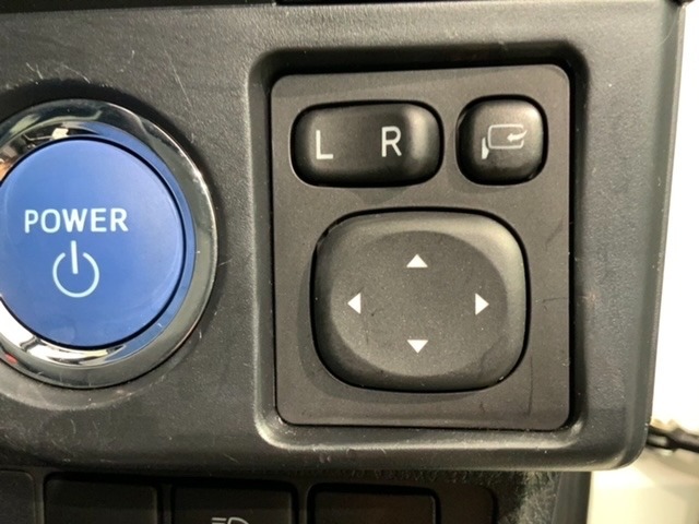 狭い駐車場で便利な電動格納ドアミラーが付いています。