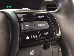 【アダプティブ・クルーズ・コントロール】予め設定した車速内でクルマが自動的に加減速。 前走車との適切な車間距離を維持しながら追従走行し、高速道路でのドライバーの疲労を軽減してくれる嬉しい機能付♪