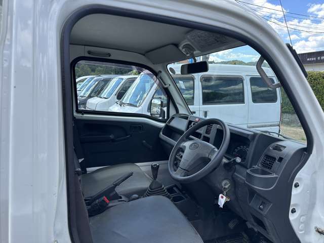 【フロントシート】シミや汚れもなく清潔で快適☆長時間の運転もサポートしてくれます。