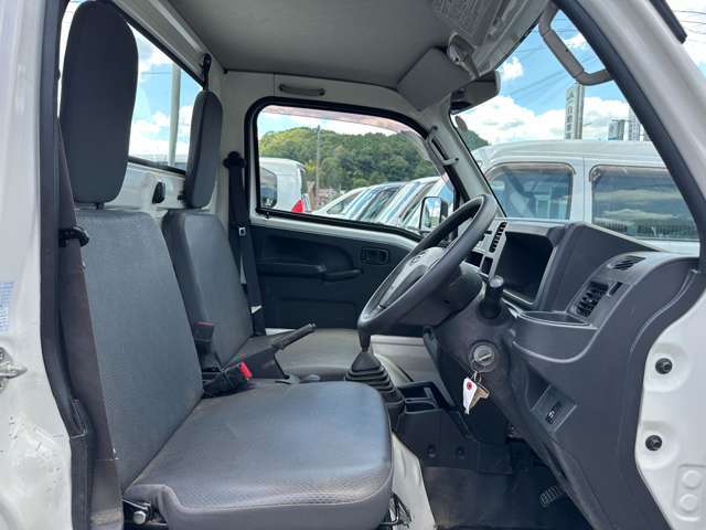 【フロントシート】シミや汚れもなく清潔で快適☆長時間の運転もサポートしてくれます。