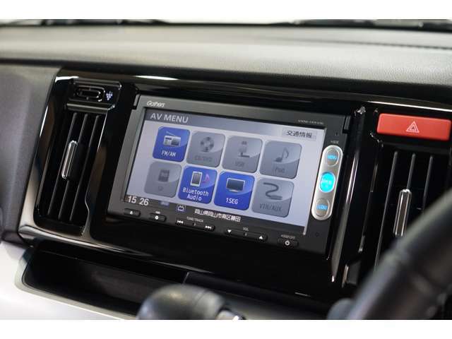 ギャザーズナビ装備！！地デジTV/CD/DVD/Bluetooth対応◎各種エンタテインメントが快適なドライブを盛り上げます。オートエアコン装備なので設定温度で車内の温度調整を自動で行ってくれます！！