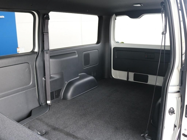 フローリング施工やカーゴマットの施工も可能です！