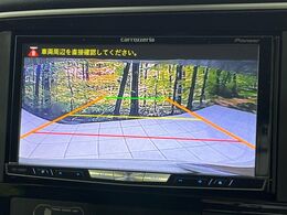 【バックカメラ】駐車時に後方がリアルタイム映像で確認できます。大型商業施設や立体駐車場での駐車時や、夜間のバック時に大活躍！運転スキルに関わらず、今や必須となった装備のひとつです！