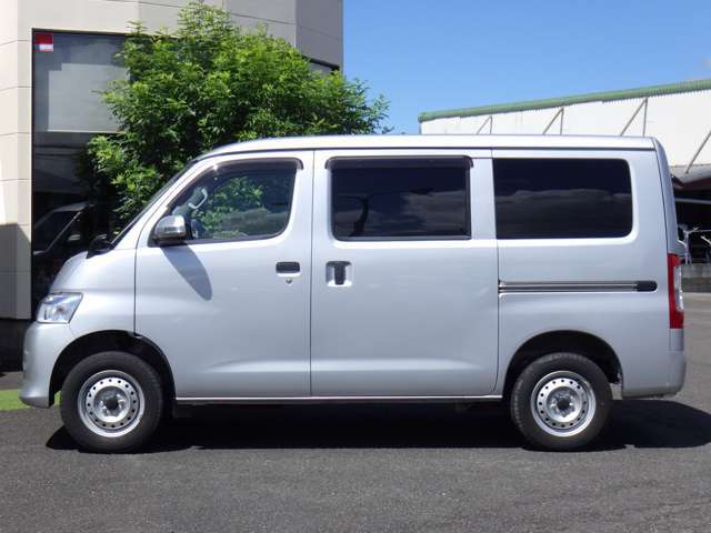 「お客様が自由にお気軽に展示車をご覧頂けるように」が当店の想いです。ご質問等ございましたら、お気軽にスタッフへ一言お掛けくださいませ！