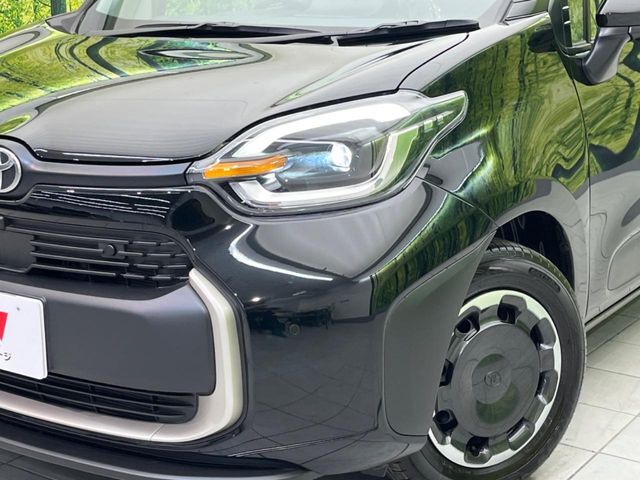 【LEDヘッドライト】悪天候や夜間走行時も良好な視界を確保し安心して運転できる高輝度LEDヘッドライトを装備！点灯速度が早く、消費電力も抑えられています。