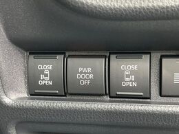 【両側パワースライドドア】スマートキーや運転席のスイッチで後席両側スライドドアの開閉が可能♪電動だから力を入れてドアを開ける必要が無く、小さなお子様でも簡単に開け閉めでき快適です♪