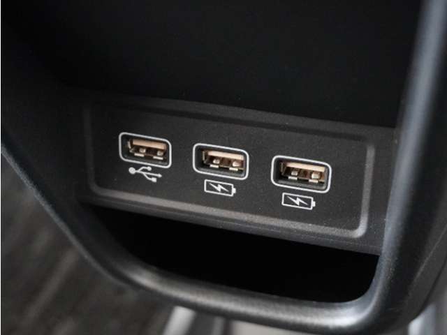 USB接続、スマートフォンの充電等にも便利なUSBチャージャー！使いやすい場所に装備されています。