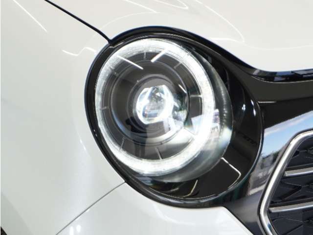 【LEDヘッドライト＋デイライト】今や主流のLEDヘッドライトに、日中でも他者からの視認性を良くするデイタイムランニングランプ装備！スタイリッシュでかっこよく仕上がっています。