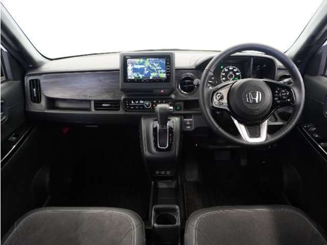 視界広々で運転しやすくロングドライブでも疲れを感じさせないすっきりとまとまったインパネ周りです。