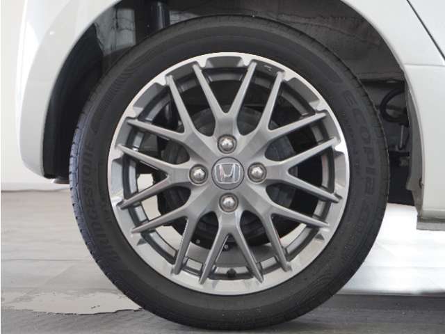 アルミホイール装着車です！これで足元まわりもおしゃれにきまります！