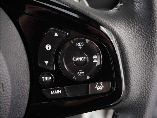 【渋滞追従機能付アダプティブクルーズコントロール】カメラが先行車との車間距離を測定。高速道路の渋滞時に適切な加減速を行い運転者がアクセルやブレーキを操作せずに走行、停車出来るよう支援します。