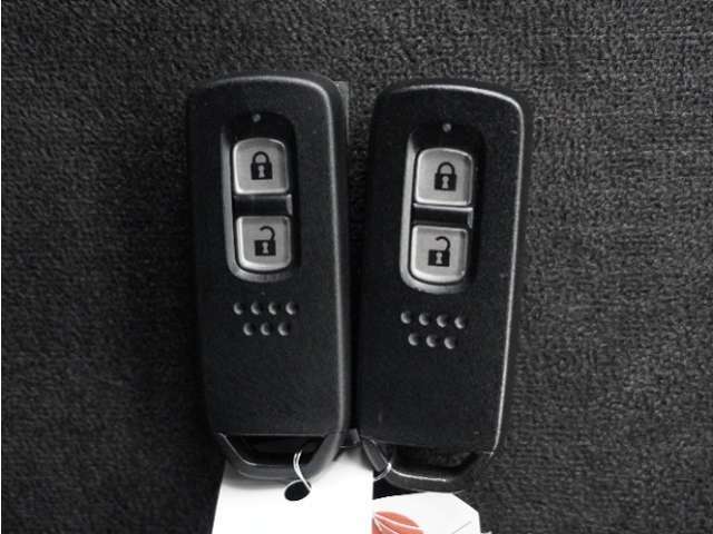 ◆スマートキー◆カギをバッグやポケットに入れたままでもドアロックの開閉ができる『スマートキー』付き！雨天や暗くなってもカギを取り出す必要がなくドアの開錠＆エンジンも始動できます