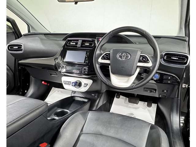 運転席はもちろん助手席から見ても広々としております。