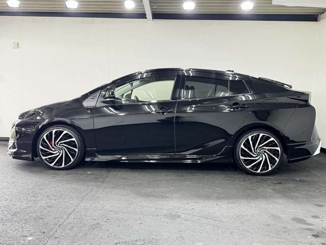新品19インチホイールがブラックボディの車両の存在感を一段アップさせております。