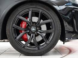 22インチ5スポークホイール装備！力強さと重厚感を感じさせる太めのスポーク、車体全体のバランスを考慮して専用にデザインが施されています。レンジローバースポーツの魅力を際立たせる魅力のアイテムです♪