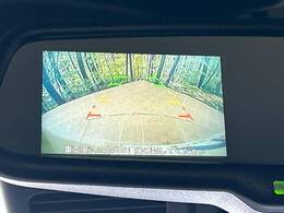 【バックカメラ】駐車時に後方がリアルタイム映像で確認できます。大型商業施設や立体駐車場での駐車時や、夜間のバック時に大活躍！運転スキルに関わらず、今や必須となった装備のひとつです！