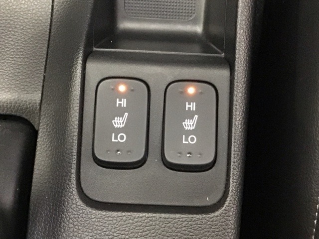 運転席/助手席シートヒーターで寒い日もすぐに温かくなり快適に過ごせます。2段階の温度調整が可能です