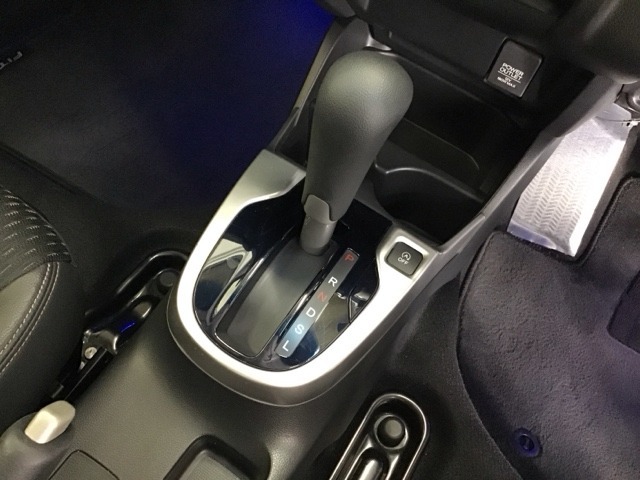 発進時から滑らかに加速する無段階変速のCVTはストップ/ゴーの多い街の中も快適です