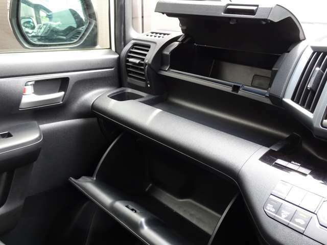 助手席前のグローブボックスには常備品や車検証などを収納しておくことができます。