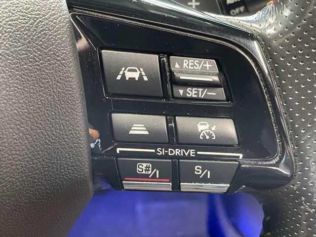 【レーダークルーズコントロール】ミリ波レーダーが車間距離を測って設定車速内で車速に比例した車間距離を保ちながら追従走行する装置で近づきすぎたときは自動でブレーキし、離れすぎたときには自動増速もする。