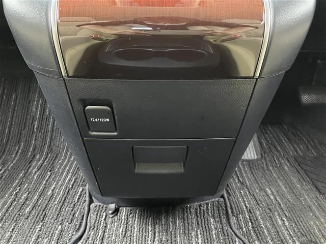 【グローブボックス】車検証ケースや、日頃使う小物類の収納に便利ですね！