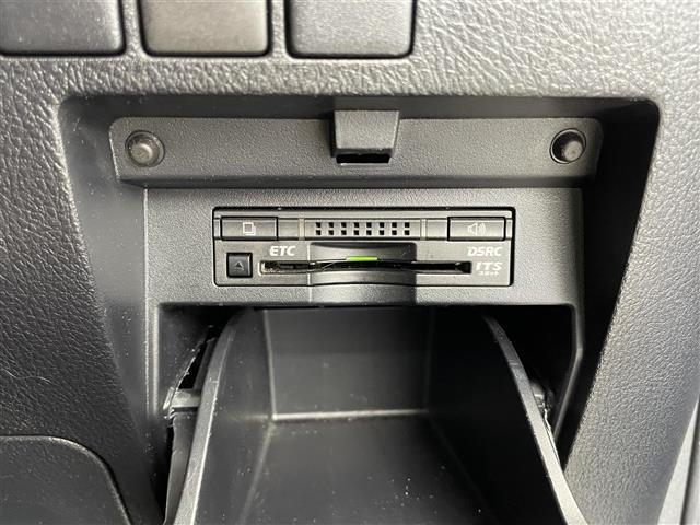 【ETC】有料道路を利用する際に料金所で停止することなく通過できる、ETC車載器（ノンストップ自動料金収受システム機器）が装備されています。セットアップを行うことで利用可能になります。