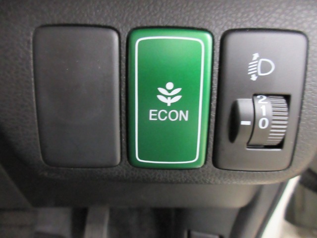 エンジンやCVT、空調などを協調制御して燃費向上に貢献するECONスイッチです。