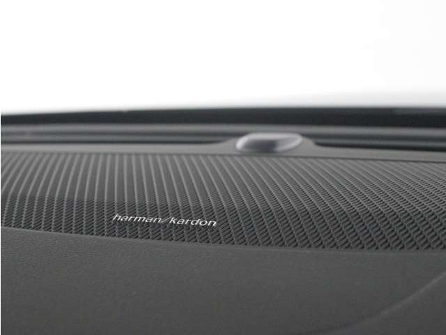 【harman/kardon】世界のオーディオファン垂涎のプレミアムサウンドシステムを搭載。原音に近い音場空間を忠実に再現。乗る人すべてに最良の音響体験を提供します。