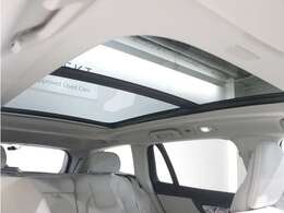 屋根一面まるごととも言える特大サイズのチルトアップ機構付電動パノラマ・ガラス・サンルーフ。晴天時はもちろん、雨天・曇天時にもブラインドを開けることで常に開放的な車内空間を実現させてくれます。