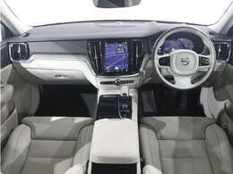 Google搭載/ETC2.0/360度カメラのフルセット搭載。9インチ・タッチスクリーン式センターディスプレイと、モード選択式の12.3インチデジタル液晶ドライバー・ディスプレイを装備。