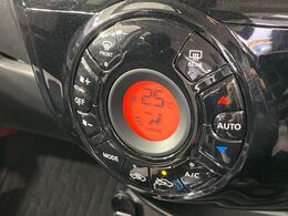 【オートエアコン】一度お好みの温度に設定すれば、車内の温度を検知し風量や温度を自動で調整。暑い…寒い…と何度もスイッチ操作をする必要はありません。快適な車内空間には必須の機能ですね♪