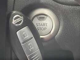 【インテリジェントキー】カバンやポケットに入れたままでもドアの施錠・解錠が可能なスマートキーを装備。エンジンのオン・オフ時もカギを取り出す必要が無いからとっても便利です♪