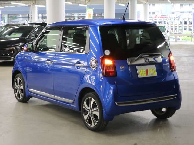 雨が降ってもゆったりと車選びができる全天候型立体展示場！エスカレーター完備！