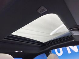 ●サンルーフ：開放感たっぷりの希少装備、サンルーフが装着されています！車内に明かりを取り入れたり景色を楽しむ以外にも、車内の空気も簡単に換気できて快適です！
