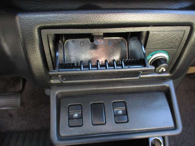 禁煙車です。車内も本当にキレイで、嫌な臭いも全くありません。シガーライターの電源もしっかり使えます！また、余分にシガーライターも増設しました。ETCも付いてます！