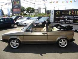 1974年～1992年まで、この初代のボディのまま生産され続けます。幌の設計はカルマン製で、これは空冷ビートルカブリオレの時代からの同生産ですが、当時のカルマン製の幌は耐久性がなく新品のSTF生地に交換しました