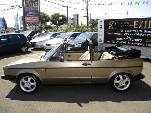 1974年～1992年まで、この初代のボディのまま生産され続けます。幌の設計はカルマン製で、これは空冷ビートルカブリオレの時代からの同生産ですが、当時のカルマン製の幌は耐久性がなく新品のSTF生地に交換しました