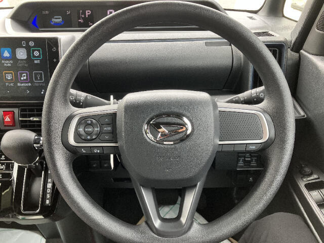 ステアリングスイッチ付です。オーディオ操作が運転中でもしやすくなっています。