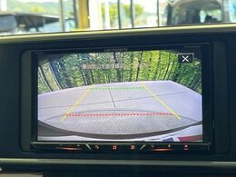 【バックカメラ】駐車時に後方がリアルタイム映像で確認できます。大型商業施設や立体駐車場での駐車時や、夜間のバック時に大活躍！運転スキルに関わらず、今や必須となった装備のひとつです！