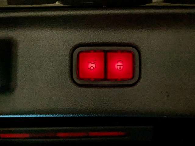 天候が悪い日や暑い日でも、しっかりお車をご覧いただけるよう「屋内 専用デモブース」を完備しております。