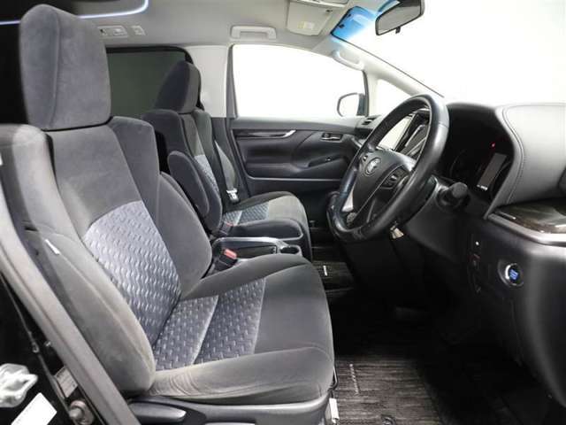 ゆったり室内で運転もしやすいです♪使い勝手の良い配置も考えられています！！