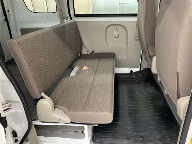 便利に折りたたみできるリアシート、長尺物が積みこめます。