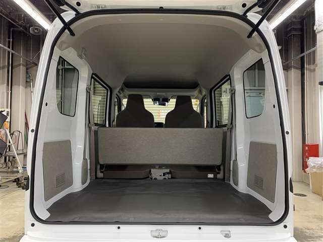 働く人の使いやすさを実現させるために、リヤ席を倒せばラゲージスペースはよりフラットに！