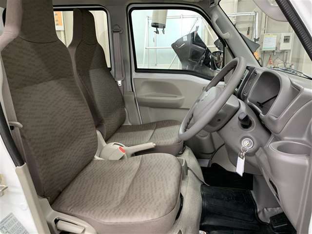 室内の汚れもニオイも、くまなく洗浄・除菌・消臭！ボディやタイヤ、エンジンルームも、すみずみまで美しく仕上げています。