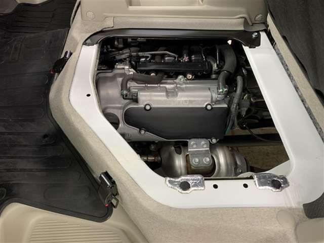 普段はあまり見ないエンジンルーム内も綺麗に仕上げています。見えないところも気持ちよくきれいに保ちたいですよね。